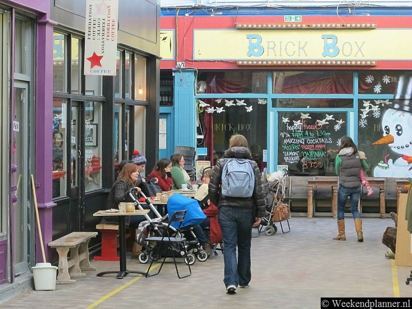 In de markthallen kun je het hele jaar op een terrasje zitten bij de cafés en eethuisjes. Tip: Voordelig eten in Londen.