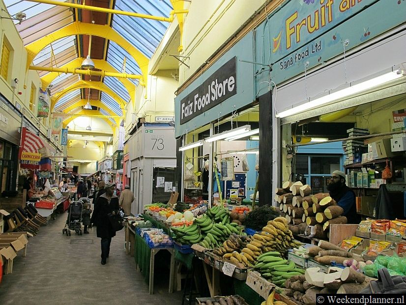 De markthallen van de Brixton Market zijn erg kleurrijk door het vele bijzondere fruit en groenten.Tip: Andere multiculturele markten in Londen.