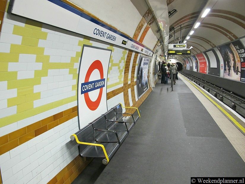 Het metrostation Covent Garden ligt vlakbij de markthal. Covent Garden is een wijk aan de rand van West End dus je vind hier ook veel theaters, cafés, restaurants en leuke winkelstraten.Tips: Reizen met de metro in Londen.