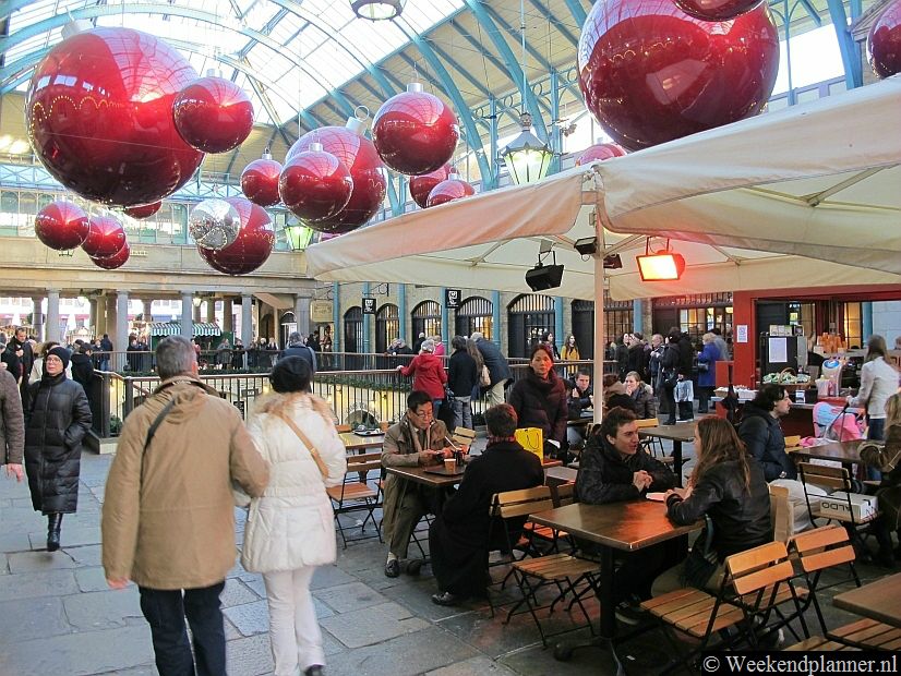 Overal in Covent Garden kun je op een terrasje zitten. Er zijn veel cafés en restaurants want Covent Market ligt aan de rand van West End met zijn vele theaters.Tips: De theaters van Londen..