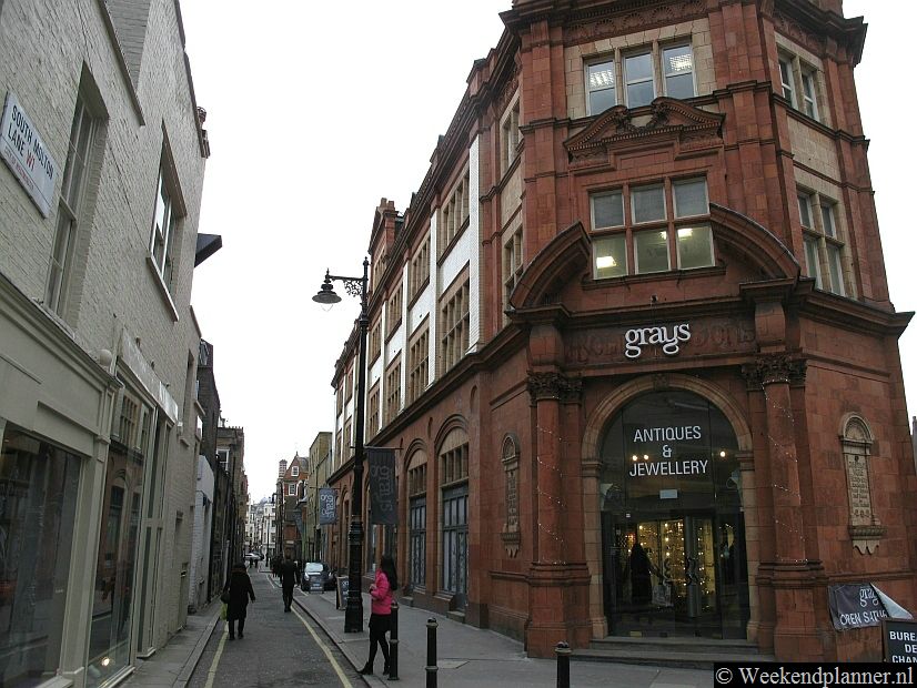 In dit prachtige gebouw is een  antiekmarkt gevestigd,  Grays Market. Tot een paar jaar geleden was er nog een tweede antiekmarkt maar die is grotendeels verplaatst naar Alfies Antique Market in Marylebone.Tip: Ga ook eens in de antiekmarkt Alfies kijken in Church Street.