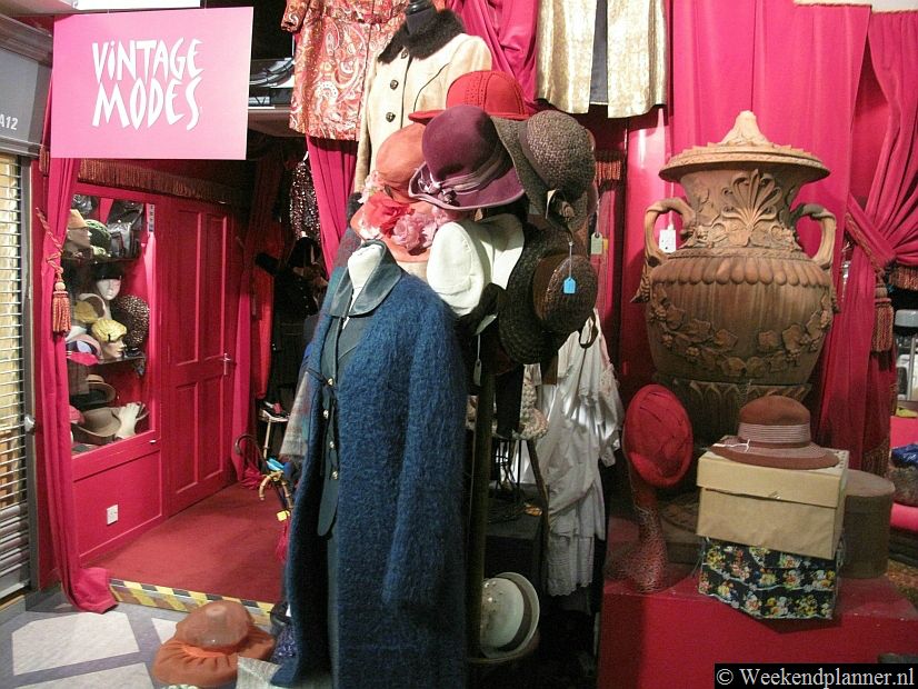 In een zijstraat van de winkelstraat Oxford Street, enkele tientalen meters van metrostation Bond Street, ligt de grote antiekmarkt Grays Antique Centre met ongeveer 100 kleine antiekwinkeltjes.Tip: De overdekte antiekmarkt Grays Market.