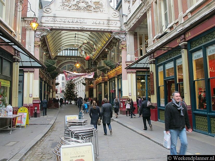 De Leadenhall Market is één van de mooiste Victoriaanse markthallen in Londen.  Iedere werkdag is er tussen 11:00 en 16:00 uur een markt waar je warme pasta, kaas, vis en delicatessen kunt kopen. Tip: Bezoek de Leadenhall Market..