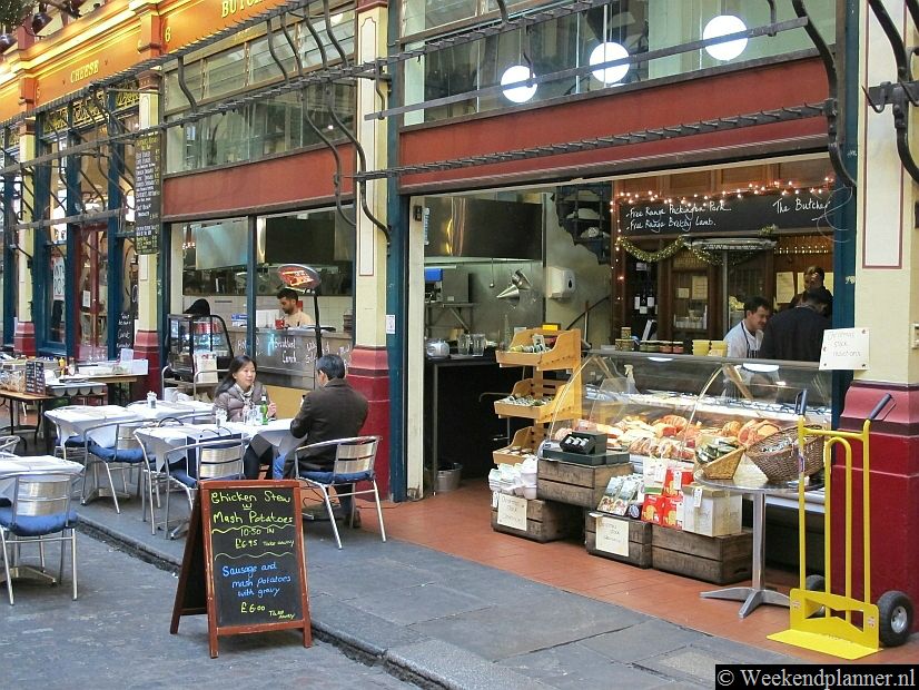 Zelfs de slager in Leadehall Markett heeft een terras. Het eetcafé heeft de toepasselijke naam Butcher.. Tip: Lekker eten in Londen.