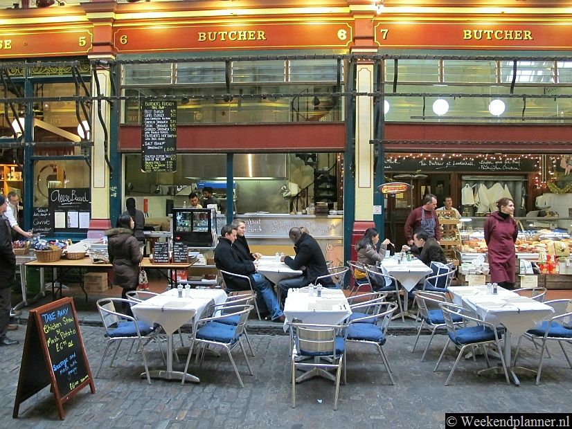 In Leadenhall Market zijn veel pubs en restaurants en u kunt er ook bij slecht weer op een terrasje zitten. Tip: Cafés, restaurants en terrasjes bij de Theems.