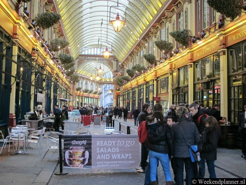 Het 19de-eeuwse gebouw van de Leadenhall Market heeft een prachtig koepelvormig dak van glas en ijzer. . Tip: Bezoek de Leadenhall Market.