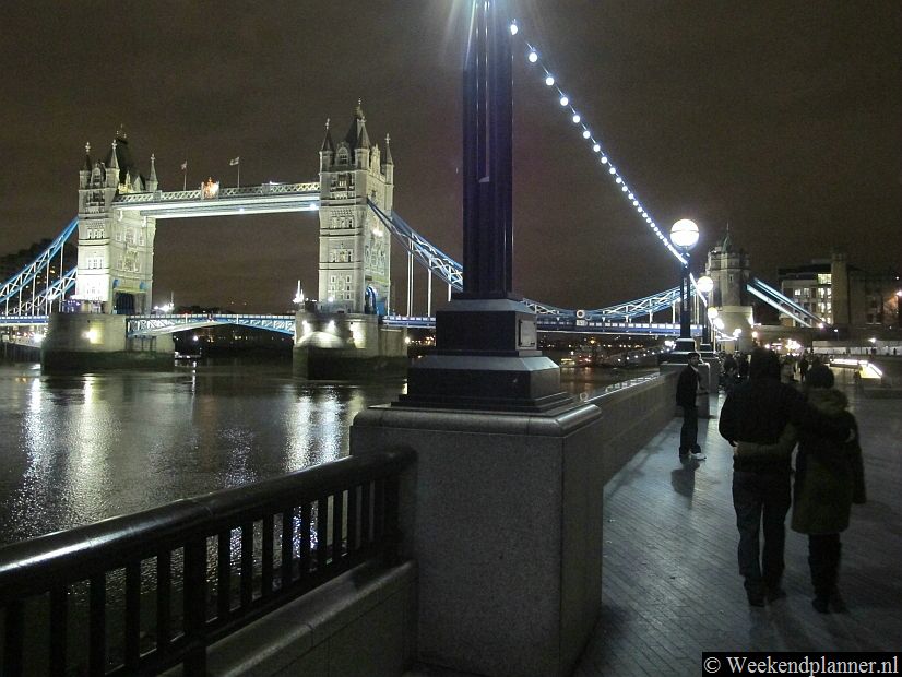 De promenade langs de Theems tussen London Bridge en Tower Bridge heet Queen's Walk. Tips: De romantische Theems in de avond.