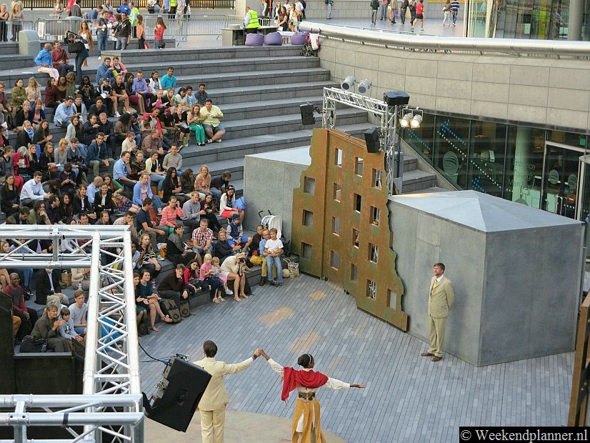 In de zomer zijn er in het openluchttheater Scoop regelmatig toneelvoorstellingen en films. Er is plaats voor 800 toeschouwers dus reserveren is niet nodig.Tips: De attracties van Southwark.