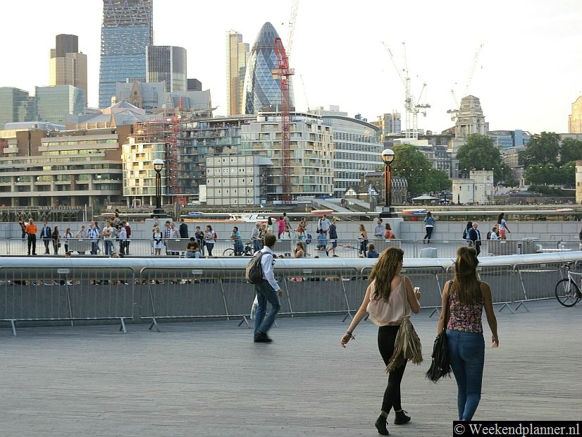 Vanaf Queens Walk heb je een prachtig uitzicht op de City, Tower Hill en de Tower Bridge.Foto's van een bezoek aan de City of London.