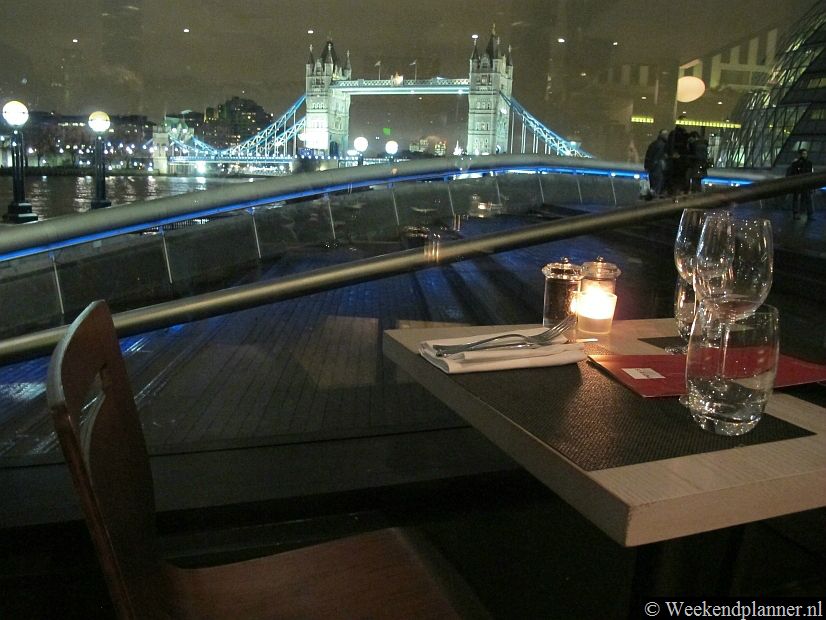 In More Londen zijn diverse restaurants met uitzicht op de Tower en Tower Bridge. Dit is het uitzicht vanuit het Italiaanse restaurant Strada op More 2.Tips: Leuke restaurants in Londen.
