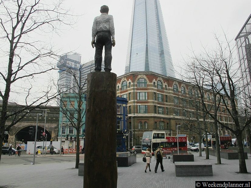 Het uitzicht vanaf More Place op Tooley Street en de Shard Tower. Tips: De bekende markt Borough Market ligt hier vlakbij.