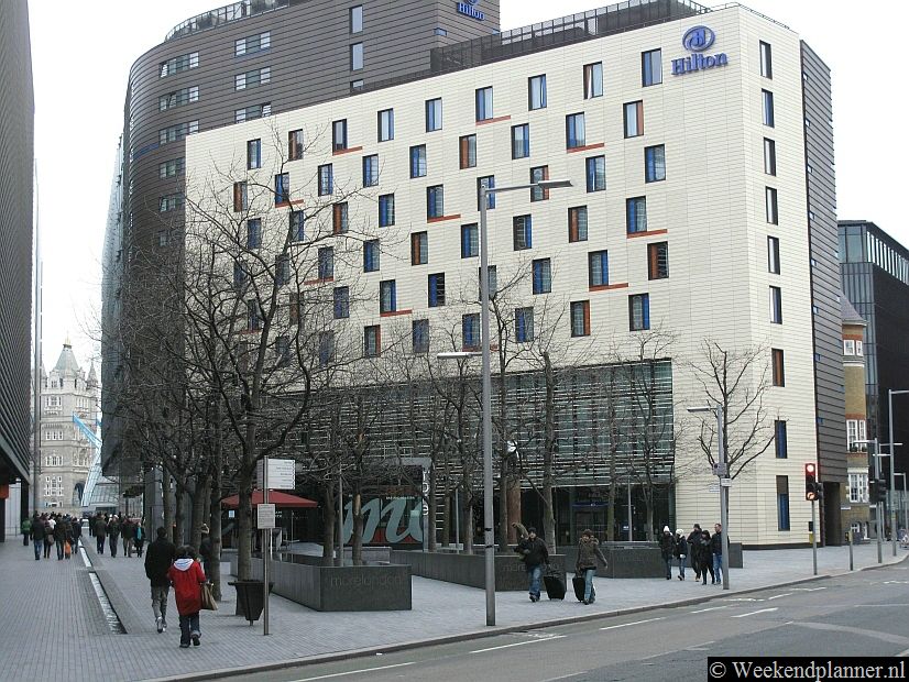 Dit is het Hilton Tower Bridge Hotel aan More Place. Als je van London Bridge Station naar de Tower Bridge loopt kom je hier langs. Het uitzicht vanaf More Place op de Tower Bridge is prachtig. Je ziet er dan ook veel gidsen met groep lopen. Tips: Dit vinden wij een leuk hotel in Londen.
