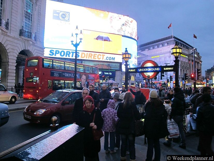 Op iedere hoek van Piccadilly Circus is een uitgang van het metrostation. In de avond kan het druk zijn als het publiek naar de theaters van West End en de bioscopen van Leicester Square gaat.Tip: De theaters van West End.