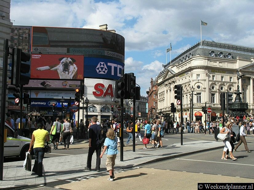Omdat Piccadilly op een knooppunt van leuke straten ligt is het er altijd druk.  Tip: De attracties rond Piccadilly Circus.
