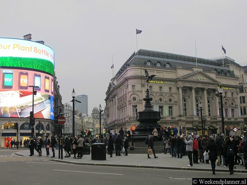 Veel toeristen komen voor de beroemde lichtreclames, Vroeger waren de lichtreclames rondom het plein maar nu zie je ze alleen nog op één gebouw bij Regent Street.Tip: Foto's van de winkelstraat Regent Street.