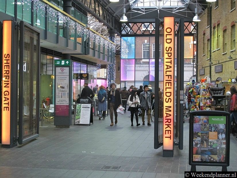 De Old Spitalfields Market is gevestigd in een 19de-eeuwse markthal die  zeven dagen per week tot 17:00 uur open is. Tips: De markten van Londen.