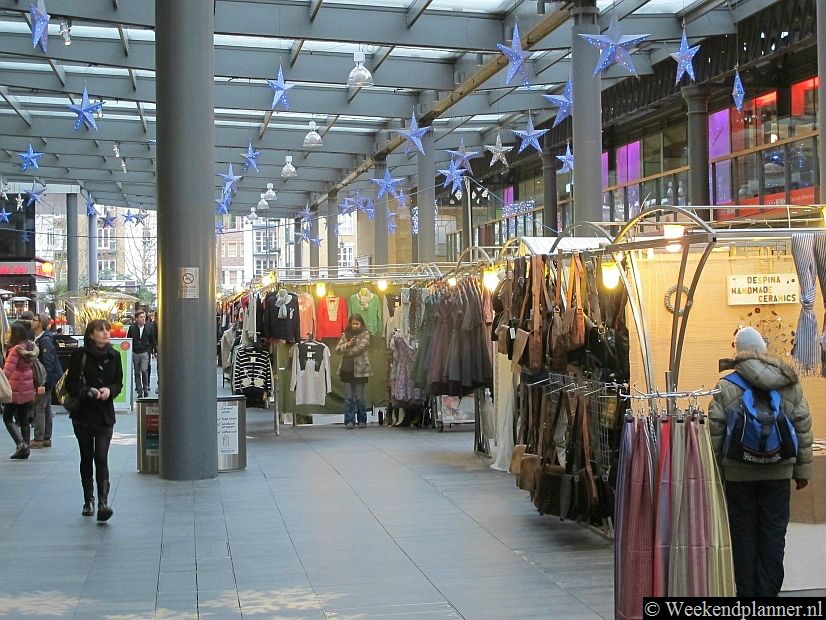 Op de markt koop je vooral kleding, maar er is ook handwerk en Bric-a-brac.  Op zondag is er kleding te koop van jonge ontwerpers en studenten. Vooral de t-shirts zijn erg leuk. Op donderdag is er een antiekmarkt.Tips: Shoppen in Londen.