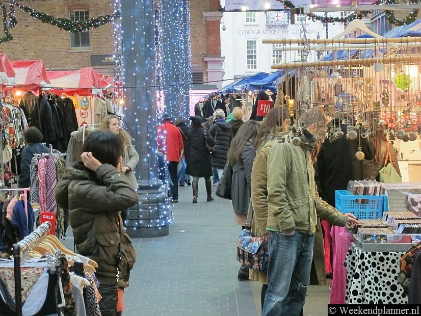 De Old Spitalfields Market  is overdekt maar er is veel licht dankzij de glazen daken.
