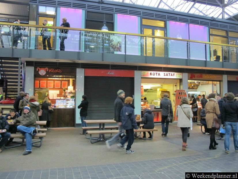 Langs de zijkant van de markt zijn kleine winkels, eethuisjes en restaurants.Tips: Lekker eten in  Londen.