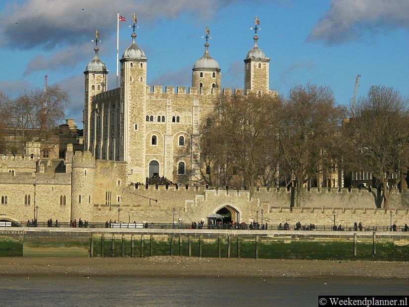 Het oudste gedeelte van de Tower of Londen is de witte burcht in het midden met de vier torens. De rest  is er in de 900 jaren daarna bij gebouwd.Tip: De attracties van de Tower.