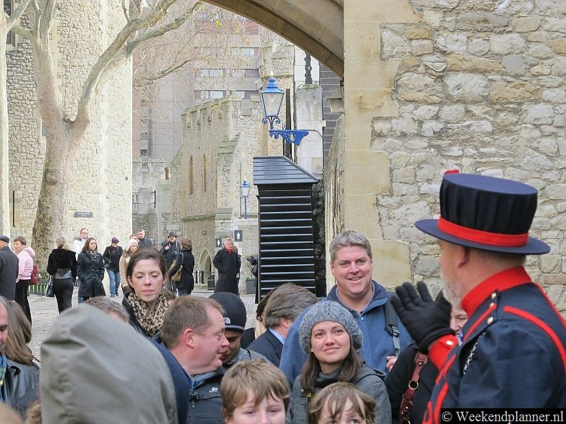 De Yeoman Warders weten veel van de geschiedenis van de Tower en kennen veel verhalen.  Een rondleiding is zeker aan te raden maar helaas zijn de groepen vaak wel groot.Tip: De Tower Bridge moet u ook bezoeken. De brug ligt naast de Tower.