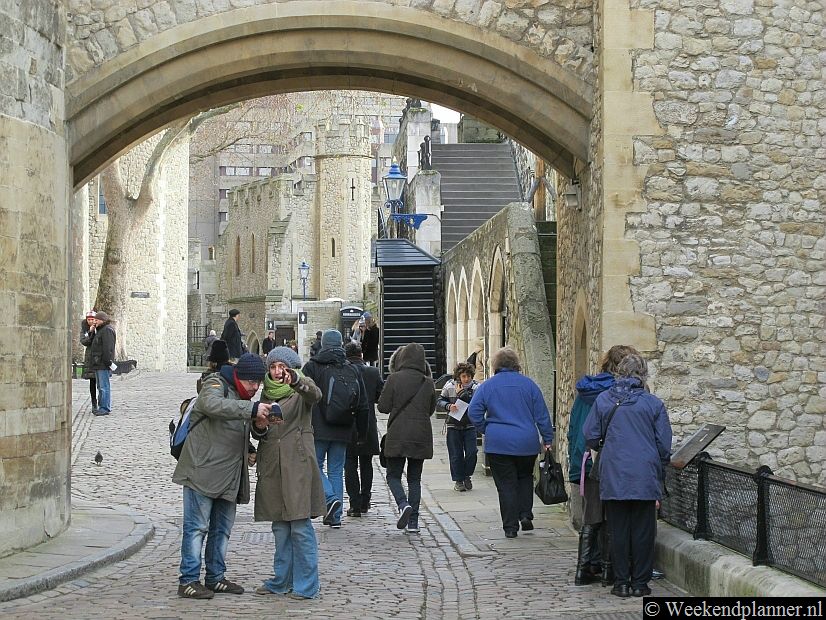 Voor de Tower kun je kaartjes kopen voor een bezoek aan de Tower. Er is veel te zien en met een audiotour en de beschrijvingen op de borden kun je de Tower prima zelfstandig verkennen.Tip: De Tower staat  in de City of London. Metro: Tower Hill.