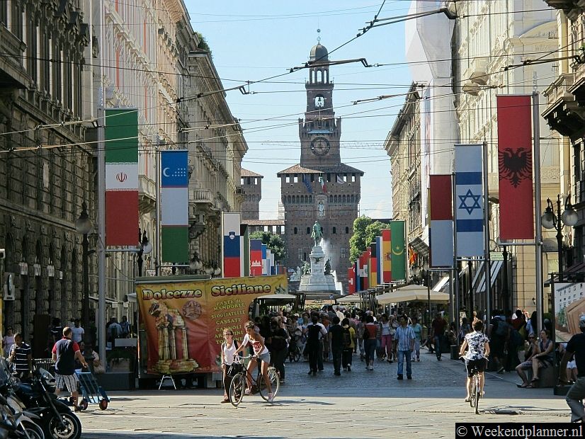 Vanaf de Piazzo Duomo loop je door de winkelstraat Via Dante naar het kasteel. Uiteraard kun je ook met de tram of de metro naar Castello Sforzesco. Foto's van Via Dante en andere winkelstraten van Milaan.