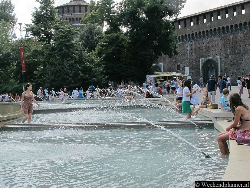 Op warme dagen is er altijd wel iemand die gaat pootjebaden. Achter het kasteel is overigens een tuin met grote grasvelden waar je  mag zitten. Tip: Ga eens picknicken tijdens een stedentrip.
