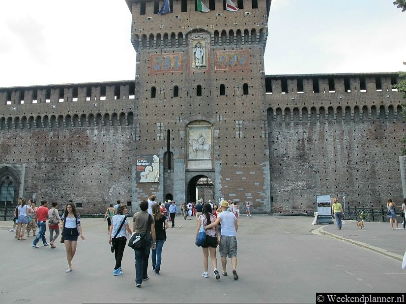 Castello Sforzesco is een 15de-eeuwse kasteel in het centrum van Milaan. Je kunt gratis via de binnenplaatsen naar de prachtige tuin achter het kasteel lopen. Tip: Deze bezienswaardigheden in Milaan moet u niet missen.