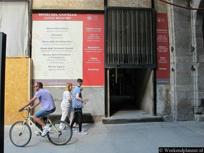 In Castello Sforzesco  zijn negen musea waaronder het Museo d'Arte Antica (met werk van Michelangelo), het archeologisch museum van Milaan en de kunstverzamelimng in het Pinacoteca del Castello Sforzesco.  Tip: Deze bezienswaardigheden in Milaan moet u niet missen.