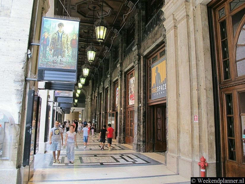 Langs het plein is een galerij met winkels en restaurants. Het  warenhuis La Rinascente ligt naast de kathedraal. Vanaf het terras van het restaurant op de bovenste verdieping heb je een prachtig uitzicht op een deel van de Duomo.Tips: De winkelstraten van Milaan.