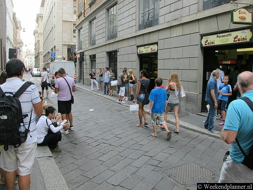 In de Via Santa Radegonda achter het warenhuis La Rinascente zijn enkele goedkope restaurants. Hier op de foto zie je Pizzaria Luigi. Het is hier op straat in de zomer altijd druk met toeristen die hier goedkoop op straat lunchen.Foto's van attracties in de buurt van de Piazza del Duomo.