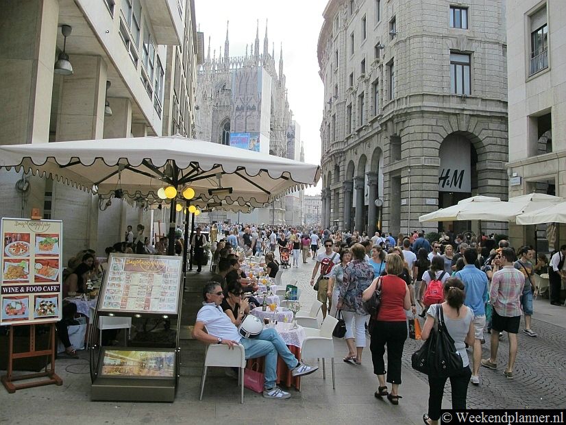 De winkelstraat Corso Vittorio Emanuele II  komt uit achter de Duomo.Tips: De winkelstraten van Milaan.