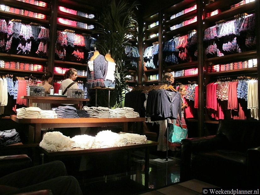 Vlakbij de Piazza del Duomo ligt de luxueuze modewijk met winkelstraten als Via Montenapoleone, Via Sant’Andrea, Via della Spiga en Via Manzoni. Hier koop je exclusieve mode en dure parfums en sieraden.Tips: Luxueuze winkelstraten en warenhuizen in Milaan.