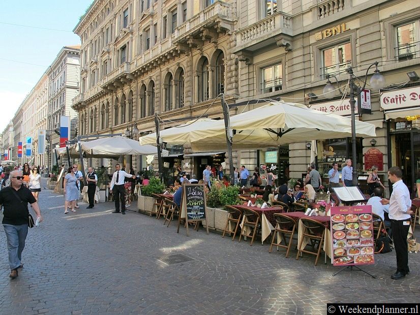 Via Dante is één van die winkelstraten in Milaan met goede winkels van de bekende merken. Tips: Bekende winkelstraten en warenhuizen in Milaan.