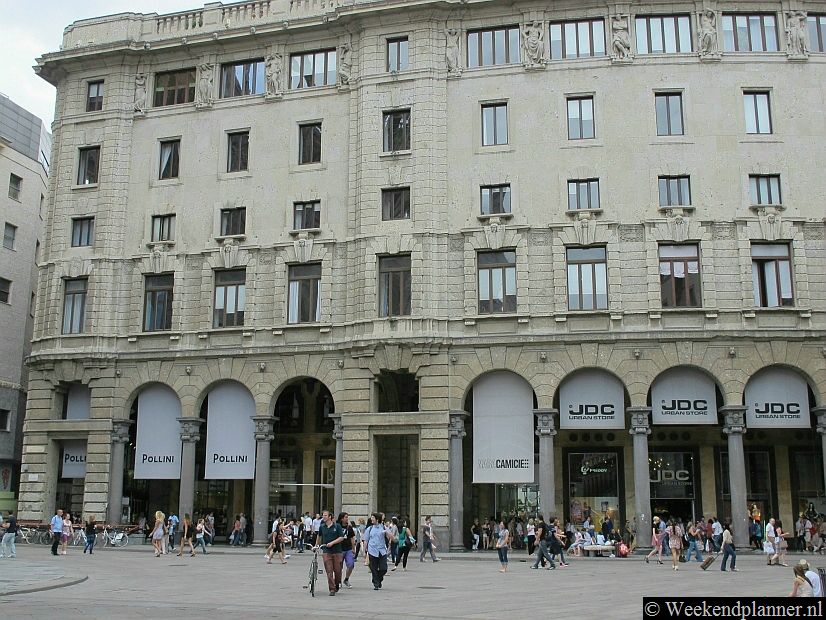 Het plein Piazza del Duomo is een goede plaats om een dagje shoppen te beginnen. Rond de Piazza del Duomo zijn veel winkels maar de beroemde modewijk van Milaan ligt hier net echter.  Foto's van een bezoek aan Piazza del Duomo in Milaan.