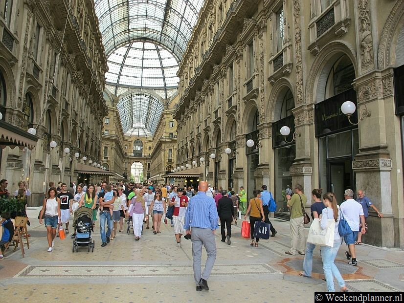 In de 19de-eeuwse winkelpassage Galleria Vittorio Emanuele II vind je vestigingen van bekende luxueuze merken als Prada, Gucci, Dolce & Gabana en Versace.Foto's van de winkelstraten en van Galleria Vittorio Emanuele II.