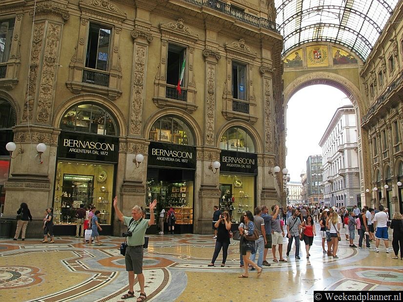 Milaan staat bekend als één van de beste plaatsen om te winkelen. Er zijn dan ook veel luxueuze winkelstraten met trendy winkels op het gebied van kleding, parfum, sieraden en leerprodukten.Tips: Luxueuze winkelstraten en warenhuizen in Milaan.