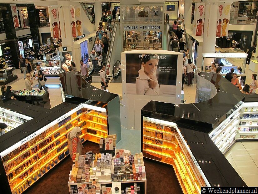 Het beroemde warenhuis La Rinascente ligt naast de Duomo aan de Piazza del Duomo.Tips: De bekende warenhuizen in Milaan.