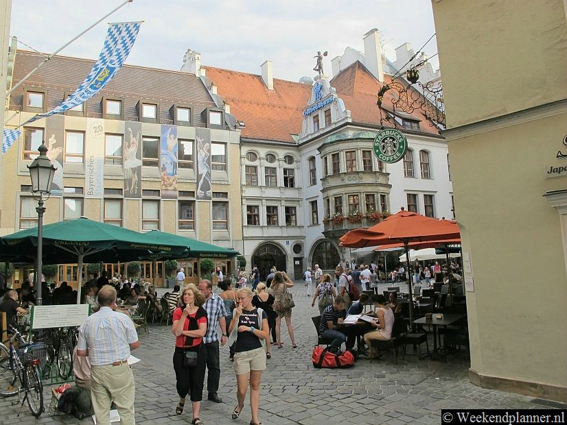 Voor je dagelijkse portie Haxn, Bratwursten, Knödel, Schweinbraten, Sparferkel en natuurlijk Brathendl kun je naar de oudste Bierhal van München, het Hofbrau Haus aan het plein de Platzl.Tips: De Bierkeller en Biergartens in München.