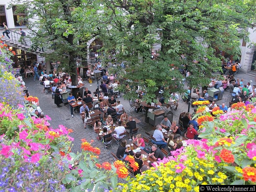 Dit is de Biergarten van het Hofbrau Haus aan Platzl.  In de traditionele Bierhallen, Bierkeller en Biergartens wordt altijd flink en vet gegeten. Tips: Het Hofbrauhaus am Platzl op het plein Platzl.