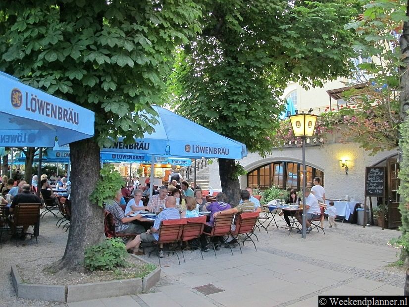 Weet je dat je dankzij een  gemeentelijke verordening in een Biergarten zelf je eten mag meenemen? Ga dan wel aan een tafel zonder tafelkleed zitten en bestel wat te drinken. Foto's van de bezienswaardigheden  in München die je niet moet missen.
