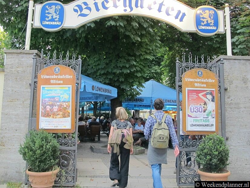 De Löwenbräukeller aan de Stiglmaierplatz, ligt vlakbij de brouwerij van Löwenbräu. Deze Bierkeller met Biergarten werd in 1883 geopend. De Biergarten van de Löwen Braukeller ligt aan de zijde van de Nymphenburger Strasse. Tips: Het Hofbrauhaus am Platzl op het plein Platzl.