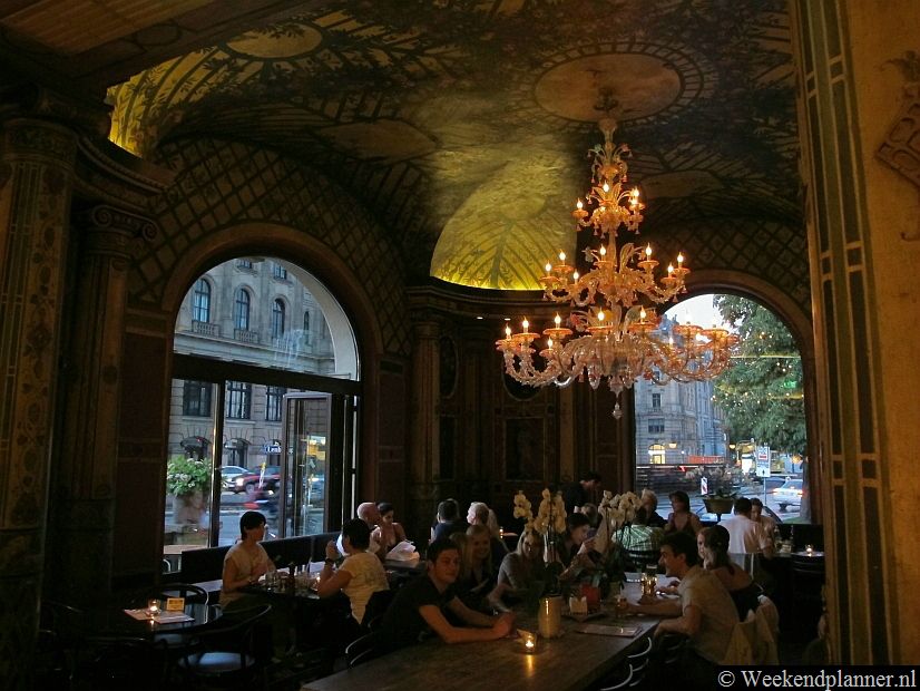 Als de hoeveelheid vlees in de Beierse keuken je uiteindelijk toch wat teveel wordt kun je ook kiezen voor deze prachtige pizzeria met hele redelijke prijzen. Adres: L'Osteria Pizza e Pasta aan de Lenbachplatz .Tips: Lekker eten in München.