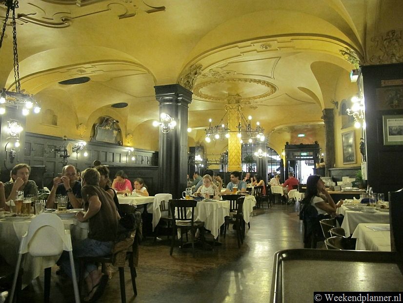 In de Augustiner Großgaststätten in de Neuhauser Straße wordt in verschillende ruimtes gegeten. Deze ruimtes zijn nog steeds in de oorspronkelijke Jugendstil stijl ingericht. Ook hier heerst de Beierse keuken.Tips: Lekker eten in München.