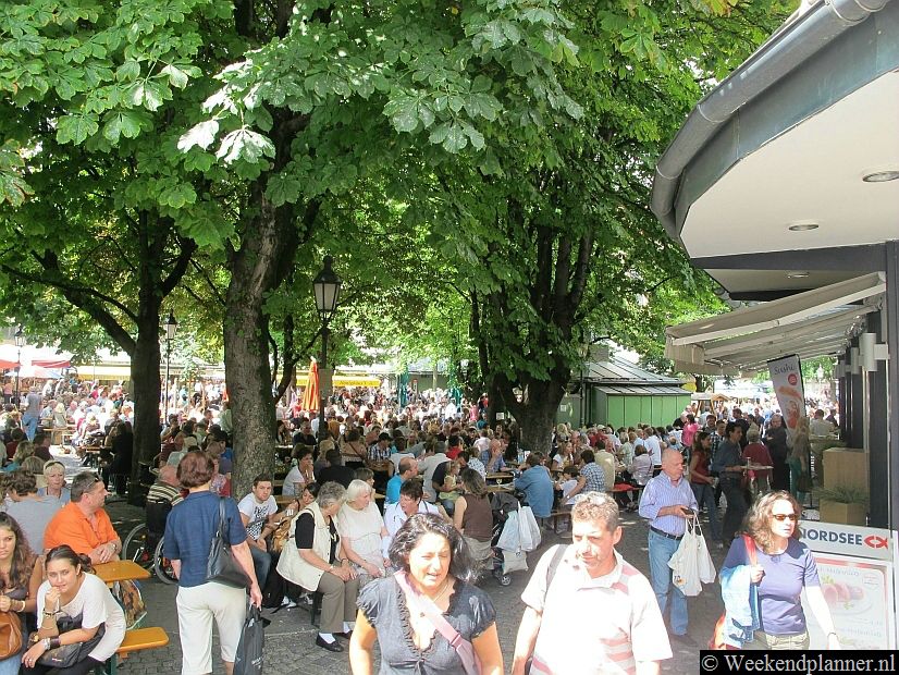 Aan de lange tafels van de Biergarten op de Viktualienmarkt kun je zelf meegebracht eten opeten.  Je moet er natuurlijk wel iets te drinken bij kopen.Tips: Bezoek de dagelijkse culinaire markt Viktualienmarkt..