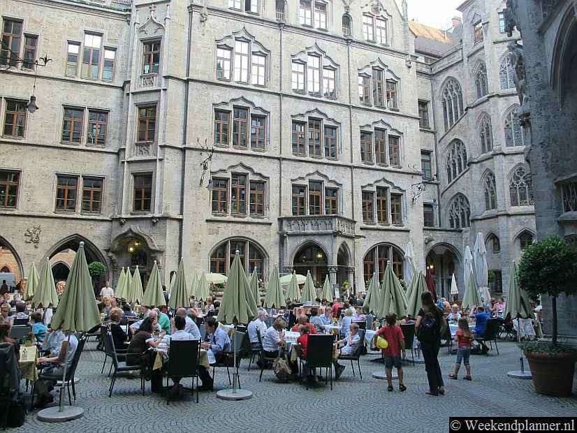 Achter het restaurant Ratskeller aan de Marienplatz ligt deze Biergarten aan het Prunkhof. Er is ook een kantine waar je tot 18:30 uur goedkoop kunt mee-eten. De Kantine im Rathaus en de binnenplaats is te bereiken via de ingang in de toren van het Neues Rathaus.Tips: Voordelig eten in een kantine in München.