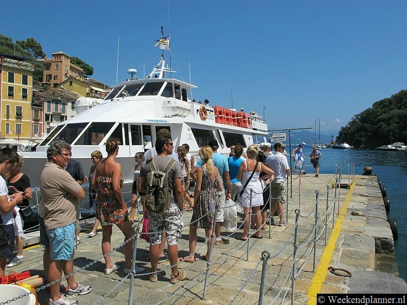 De leukste en misschien wel gemakkelijkste manier om vanaf het station in Rapallo naar Portofino te reizen is met de veerboot. Reserveren is niet nodig. Tussen Rapallo en Portofino rijdt ook een bus. Je kunt met de auto maar er is weinig parkeerruimte in het dorp. Tip: De veerboot tussen Rapallo en Portofino.