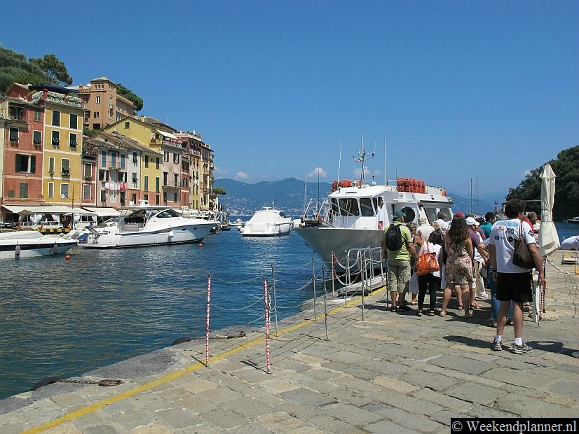 In de haven kun je ieder uur met een veerboot naar het voormalige klooster San Fruttuoso en naar de badplaatsen Santa Margherita Ligure en Rapallo varen.Foto's van een boottocht op de veerboot.