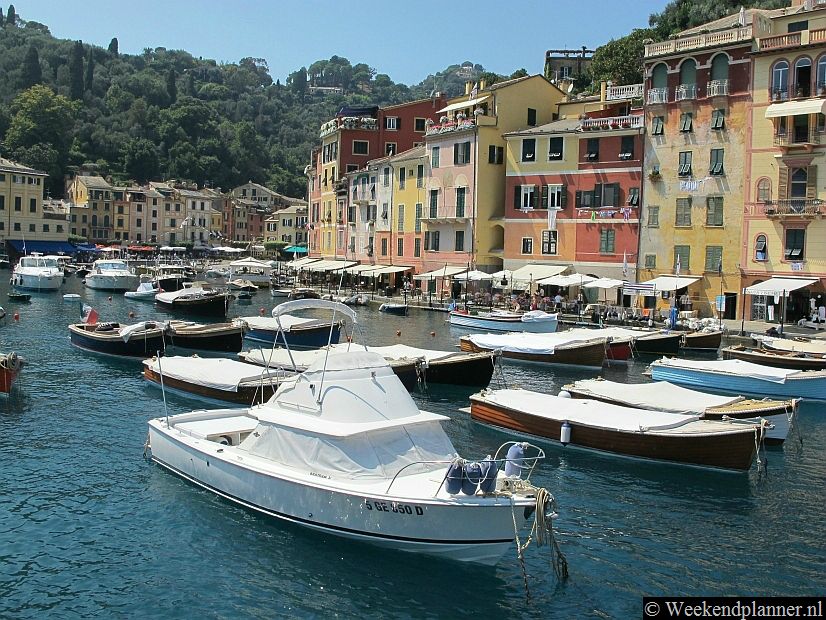 Het voormalige vissersdorp Portofino ligt in een baai, niet ver van Rapallo en Genua. Het dorp is omringt door een natuurgebied en een prachtige kust. Als je van hiken houdt kun je langs de hoge kust naar het klooster San Fruttuoso lopen.Tip: Hiken tussen Portofino en het klooster.